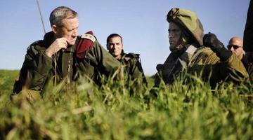 قيادة جيش العدو تقوم بزيارة سرية للمواقع العسكرية على حدود غزة