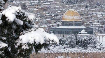 صور.. القدس تكتسي بالزائر الأبيض