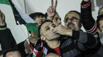 العدو يفرج عن 26 أسيراً فلسطينياً