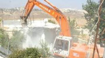 الاحتلال يهدم بناية سكنية ومنزلًا بالعيسوية