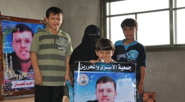 الاحتلال يمنع زوجة أسير من جباليا من زيارته