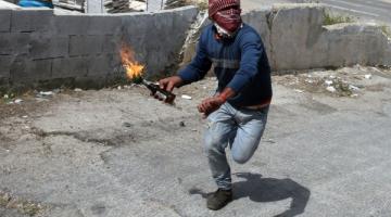 القاء 4 زجاجات حارقة على سيارة صهيونية جنوب نابلس