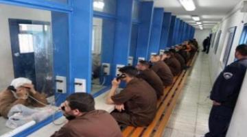 الاحتلال يلتقط صور شخصية لأهالي الأسرى خلال زيارتهم لأبنائهم