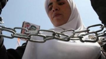 الاحتلال يقيد الأسيرة نهيل ابو عيشة بالسلاسل خلال الزيارة
