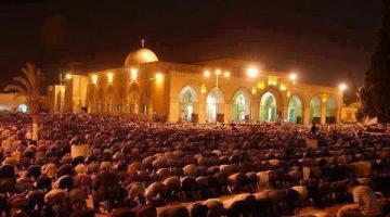 آلاف المواطنين يؤدون صلاة التراويح في المسجد الأقصى