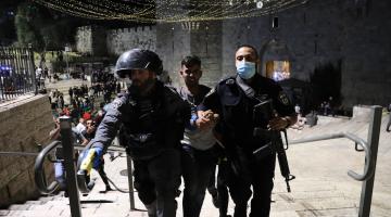 العدو يعتقل شاباً من الأقصى بزعم محاولته طعن جندي صهيوني