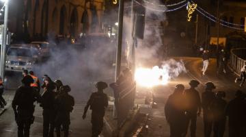 إصابتان إحداهما حرجة خلال مواجهات مع الاحتلال في البيرة