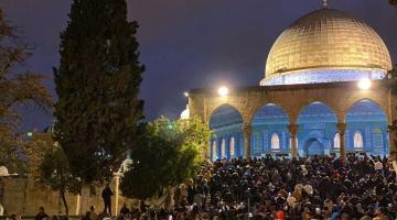 الآلاف يؤدون صلاة الفجر في الأقصى ونابلس