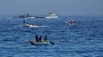 زوارق الاحتلال تستهدف الصيادين جنوب غزة
