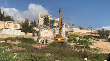 الاحتلال يهدم منشأة تجارية في القدس