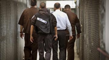 56 يوماً على مقاطعة الأسرى الإداريين لمحاكم العدو