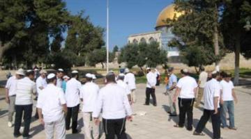 مستوطنون يقتحمون الأقصى بلباس "الكهنة"