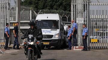 أربعة أسرى يدخلون أعواماً جديدة داخل سجون الاحتلال