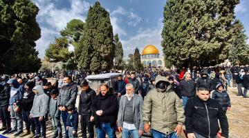 عشرات الآلاف يؤدون صلاة الجمعة بالأقصى