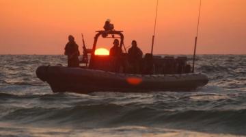 بحرية العدو تعتقل صيادين ببحر غزة