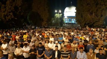 100 ألف يؤدون صلاتي "العشاء" و"التراويح" في رحاب الأقصى
