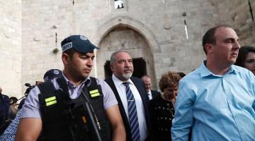 ليبرمان" يقتحم منطقة باب العامود قرب الأقصى