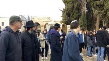 عشرات المستوطنين يقتحمون الأقصى المبارك