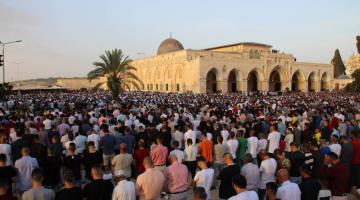 عشرات الآلاف يؤدون صلاة العيد في الأقصى