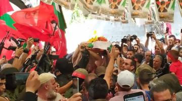 الآلآف يشيعون الشهيد الطفل أبو رومي بالقدس