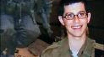 هآرتس: "نتنياهو" يطالب مستشاريه بدراسة بتحرير "شاليط" عسكريا