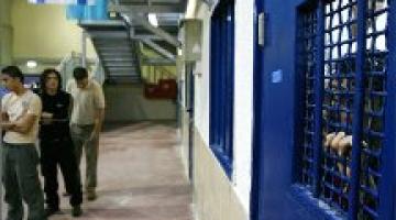 سلطات الاحتلال تفرج عن أقدم أسير قضى حكما إداريا ف