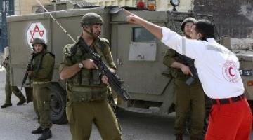 قوات الاحتلال تعتدي على طاقم إسعاف على حاجز الزعيم شرقي مدينة القدس