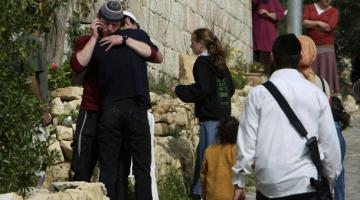 مستوطنون يقتحمون منزلاً ويخرجون سكانه بالقدس