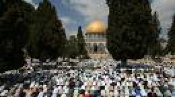 المصلين بالمسجد الأقصى تصدوا  لمحاولة متطرفون يهود  من اقتحامه