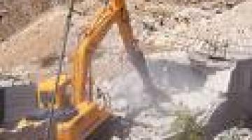 قوات الاحتلال تداهم منزلين بالخليل وتسلم صاحبيهما بلاغات لمقابلة المخابرات الصهيونية