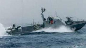 زوارق الاحتلال تقصف مراكب الصيادين الفلسطينيين قبالة سواحل مدينة غزة