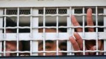 بعض الأساليب التي يستخدمها العملاء ( العصافير) مع الأسري الفلسطينيين في السجون الصهيونية