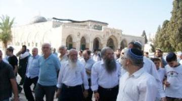 مجموعة من رجال الدين اليهود يقودون نقاشاً حول اقتسام الحرم الشريف بالقدس المحتلة