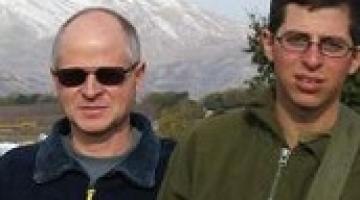 معاريف: والد الأسير" شاليط" سيطعن في تهم ارتكاب الجيش الصهيوني لجرائم حرب ضد المدنيين في غزة