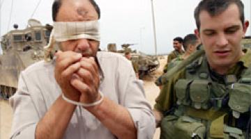 "الشاباك": تكبيل المعتقلين الفلسطينيين إجراء احترازي للحيلولة دون اعتدائهم على محققيهم