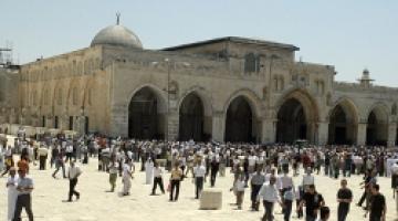 حناجر المرابطين تصدح بالتكبيرات في باحات الاقصى