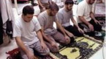 ماخفي كان أعظم..منع الصلاة وخطبة الجمعة والقرآن في سجون الاحتلال!