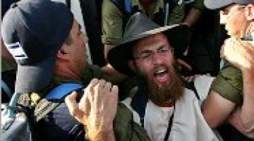 هآرتس : مواجهات عنيفة بين الشرطة الصهيونية ومجموعة من المستوطنين في مستوطنة " حافات غلعاد" بالضفة المحتلة