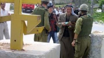 جندي صهيوني يسرق النقود من شاب على حاجز قرب حلحول