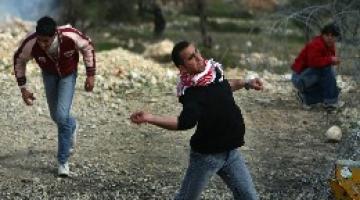 مواجهات بين شبان فلسطينيين وقوات الاحتلال في قرية العيسوية