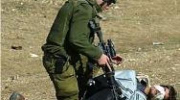 هآرتس: منذ سبعة شهور والجيش الصهيوني يتردد بمحاكمة جندي قتل فلسطينياً مكبلاً