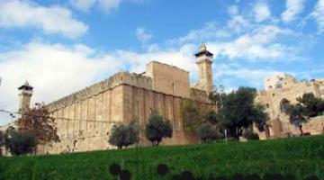 الاحتلال يقيم حفل تخريج وحدة عسكرية في الحرم الإبراهيمي بالخليل