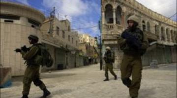 العدو يداهم بلدات بالخليل ويقيم حواجز