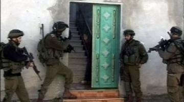 قوات الاحتلال تداهم منزلا بالخليل وتسلم صاحبه بلاغا لمقابلة المخابرات