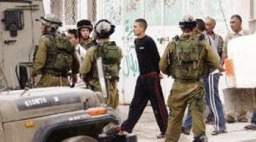 قوات الاحتلال تعتقل مواطنا وتفتش عدة منازل بالخليل
