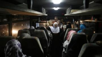 ذوو أسرى من غزة يزورون أبناءهم في سجن "نفحة"