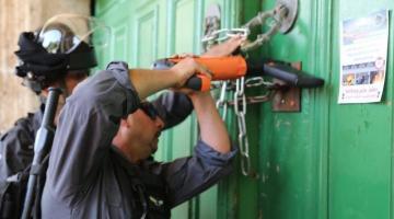 الاحتلال يغلق المصلى القبلي بالأقصى بسلاسل حديدية