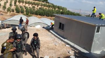 الاحتلال ينصب بيوتًا متنقلة شرق الخليل