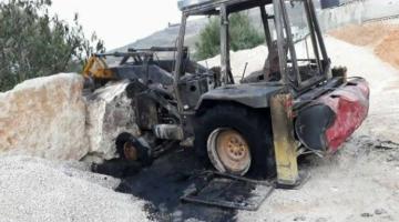 مستوطنون يحرقون جرافة ويخطون شعارات عنصرية جنوب نابلس 