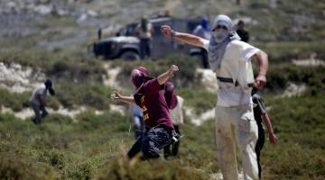 إصابة مواطن واعتقال آخر إثر اعتداء للمغتصبين جنوب الخليل